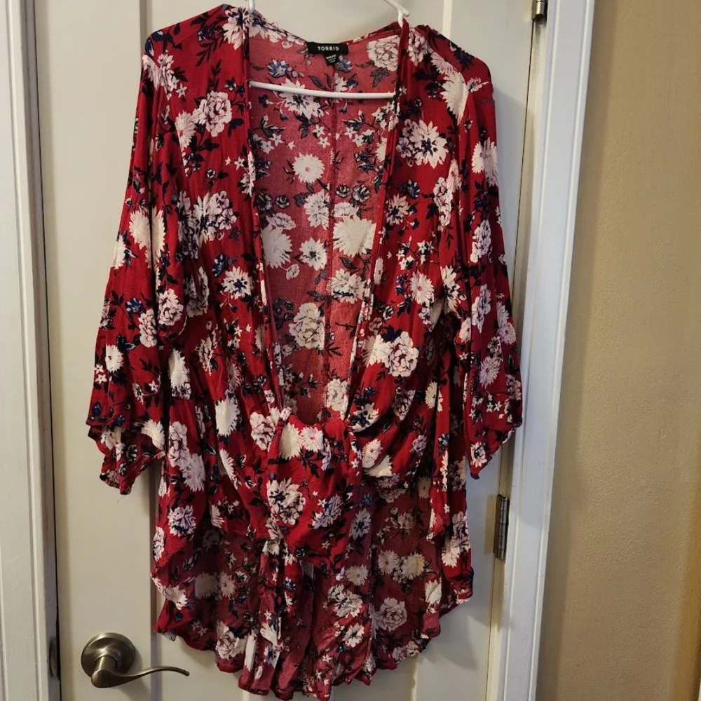 Torrid Gorgeous Floral kimono wrap - Picture 3 of 5